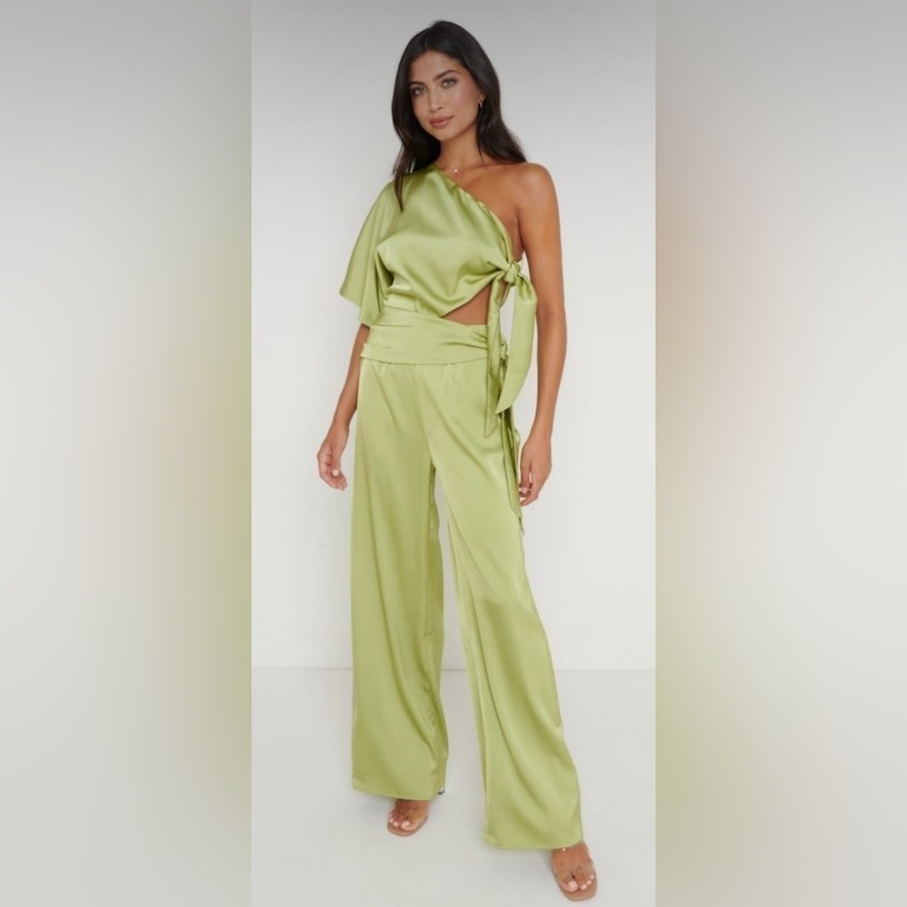NWT Pretty Lavish Frances Cut Out Jumpsuit Satin Green Apple Size 2